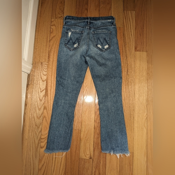 D1. MOTHER INSIDER CROP STEP FRAY JEANS IN HIJACKING THE RUNWAY - Picture 8 of 9